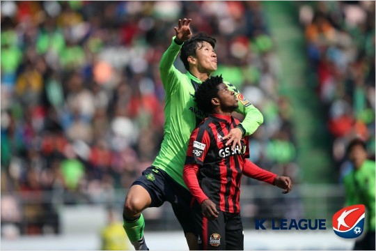 최강희전북감독은FC서울과새시즌개막전에서익숙하지않은스리백으로풀타임활약하며상대공격을무실점으로막은수비형미드필더이호를승리의일등공신으로꼽았다.(자료사진=한국프로축구연맹)