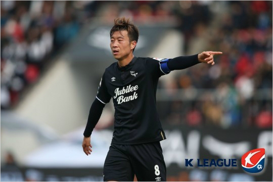 성남FC의주장김두현은만원관중이모인수원삼성과'현대오일뱅크K리그클래식2016'홈개막전에서후반3분에선제골을터뜨리며시즌1호골의주인공이됐다.(자료사진=한국프로축구연맹)