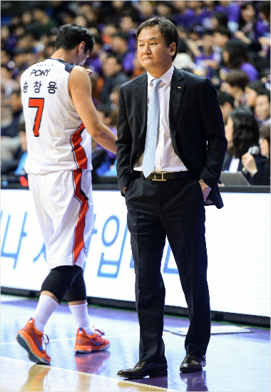 '감독님뵐면목이...'모비스유재학감독(오른쪽)이12일오리온과4강플레이오프3차전에서송창용을교체하며낙담한표정을짓고있다.(고양=KBL)