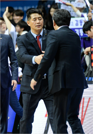 '뜨거운악수'오리온추일승감독(왼쪽)이12일4강플레이오프3차전을이겨챔피언결정전에진출한뒤친구모비스유재학감독과악수를나누고있다.(고양=KBL)
