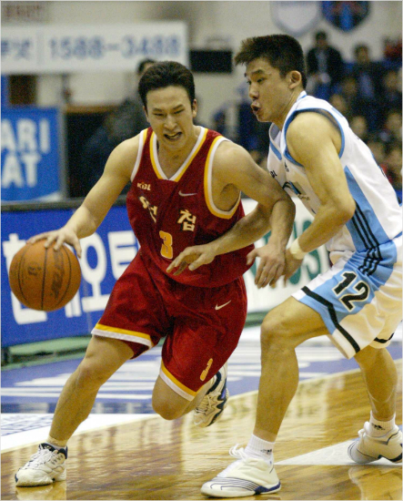 오리온스김승현(왼쪽)이2002-2003시즌당시TG에서뛰던김승기현KGC인삼공사감독을제치고드리블하는모습.(자료사진=KBL)
