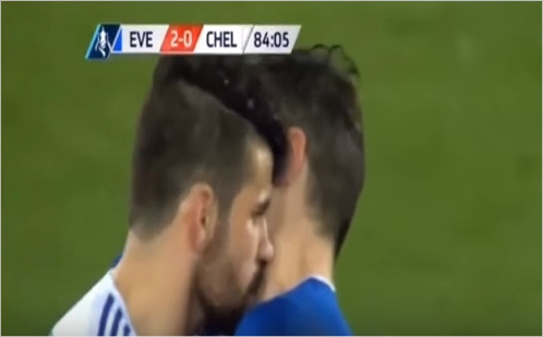 가레스배리의목을깨무는디에고코스타.(유튜브영상캡처)