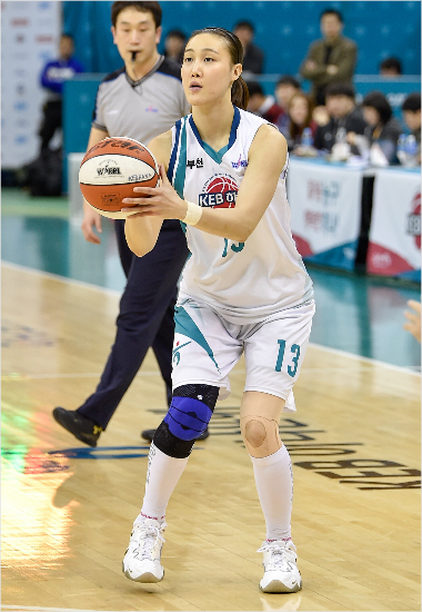 하나은행김정은이13일국민은행과플레이오프3차전에서3점슛을시도하고있다.(부천=WKBL)