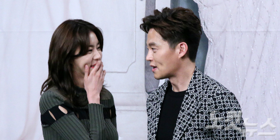배우이서진(오른족)과유이(사진=박종민기자)