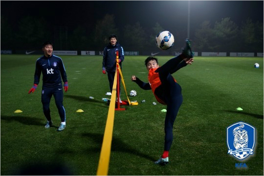 울리슈틸리케감독은박주호와김진수등최근소속팀에서출전기회를얻지못하는선수들을3월A매치에소집해대표팀에서다시한번자신감을회복할기회를주기로했다.(자료사진=대한축구협회)