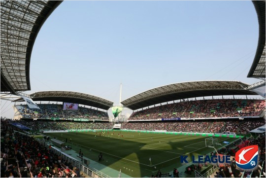 전북현대와FC서울의'현대오일뱅크K리그클래식2016'공식개막전이열린지난12일전주월드컵경기장에는전북창단후가장많은3만2695명이홈개막전을찾았다.(자료사진=한국프로축구연맹)