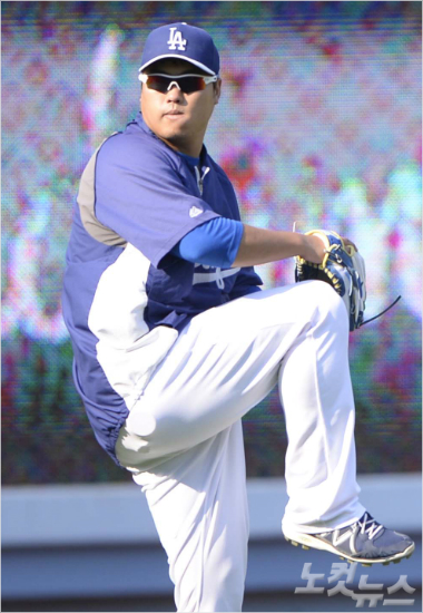 15일(한국시각)지난달이후17일만에불펜투구를소화하며복귀에다시시동을건LA다저스류현진.(자료사진)