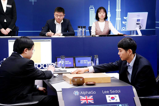 이세돌 九단(오른쪽 아래)과 알파고의 대국 장면(사진 제공=구글코리아).