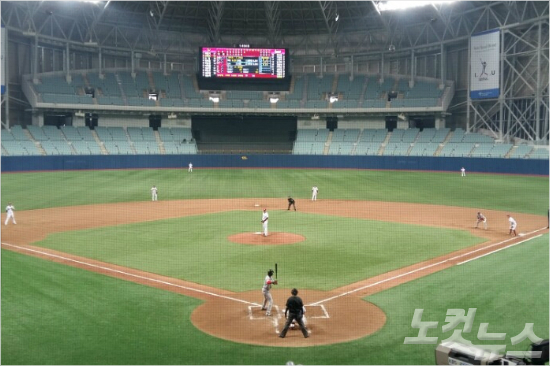 '역사적첫경기'15일고척스카이돔에서열린'2016타이어뱅크KBO리그'넥센-SK의시범경기모습.(고척=임종률기자)