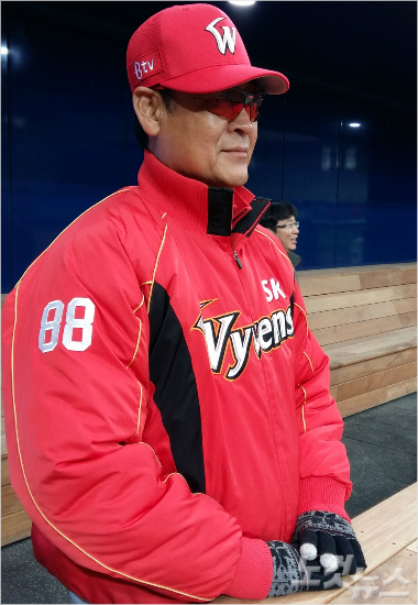 '춥네'김용희SK감독이15일넥센과시범경기에서장잡과두터운점퍼로추위에대비한채선수들의훈련을지켜보고있다.(고척=임종률기자)
