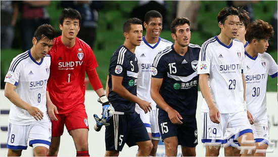 수원삼성의새외국인공격수이고르(가운데)는15일호주멜버른의렉탱귤러경기장에서열린멜버른빅토리와2016아시아축구연맹(AFC)챔피언스리그G조3차전에서공식데뷔했다.박종민기자