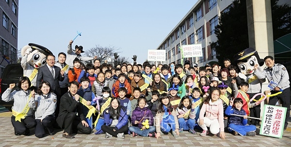 키다리아저씨와함께하는학교폭력예방캠페인.(사진제공=부산경찰청)