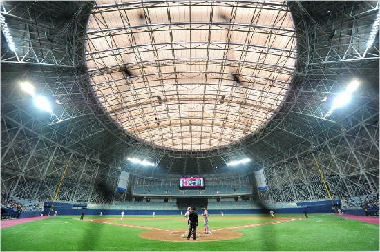 '고척돔시대개막?'한국최초의돔구장인고척스카이돔에서KBO리그첫경기로펼쳐진15일넥센-SK의시범경기모습.백네트뒤에서보이는전광판이까마득하게보인다.(사진=넥센히어로즈)