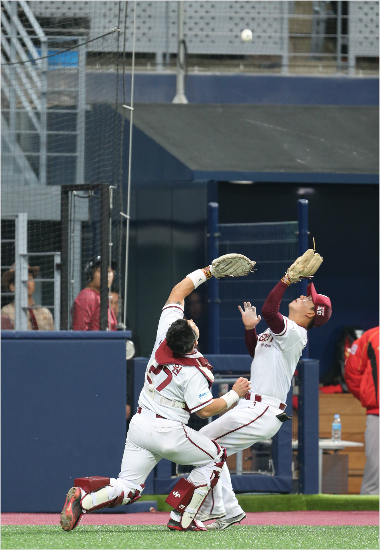 '어어,안보여'넥센포수박동원(왼쪽)과3루수김하성이15일SK와시범경기에서평범한파울타구를어렵게잡는모습.(사진=넥센)