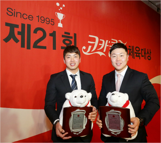 봅슬레이세계랭킹1위원윤종(오른쪽)과서영우는제21회코카콜라체육대상에서최우수선수상을수상했다.(자료사진=코카콜라)