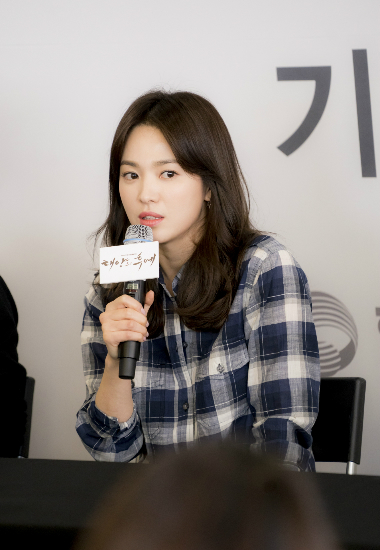 송혜교 "가까이서 지켜본 '유 대위' 송중기는요…"