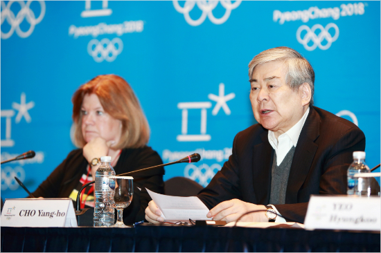 조양호평창올림픽조직위원장(오른쪽)이16일강원도강릉에서열린제6차IOC조정위원회기자회견에서질문에답하고있다.(강릉=조직위)
