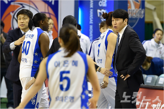 춘천우리은행위성우감독(사진오른쪽)과선수들(사진제공/WKBL)