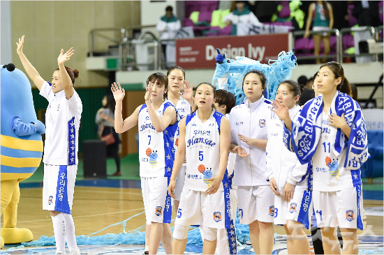 통합4연패에도전하는춘천우리은행이여자프로농구결승1차전을승리로장식했다(사진/WKBL제공)