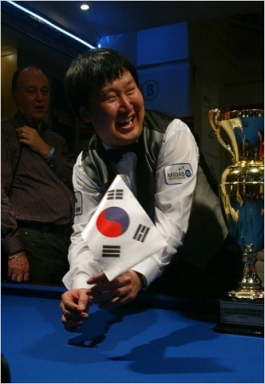 김경률이지난2010년터키에서열린월드컵에서한국인으로는18년만에정상에오른뒤태극기를당구대에올리고있는모습.(자료사진=대한당구연맹)