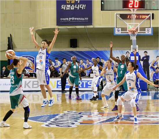 '이게바로통곡의벽'우리은행은하나은행과챔피언결정전에서특유의강력한프레스로상대를끊임없이압박하며2연승을달리고있다.사진은16일1차전경기모습.(자료사진=WKBL)