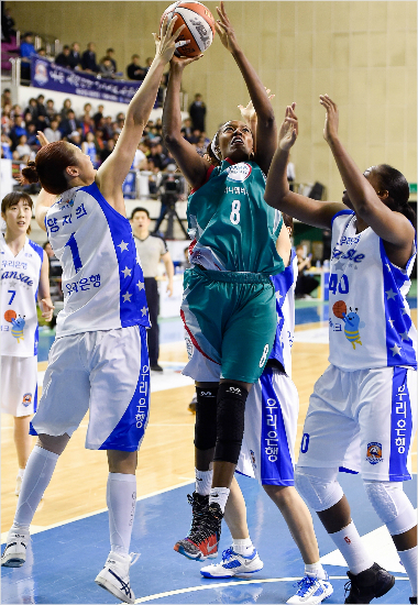 '내가바로MVP'우리은행양지희(왼쪽)가17일챔피언결정2차전에서하나은행모스비의슛을블록하는모습.(춘천=WKBL)