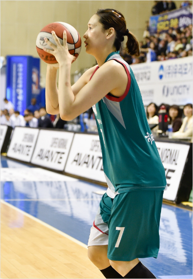 '수비를분산시켜라'하나은행슈터강이슬이17일챔피언결정2차전에서3점슛을시도하는모습.(춘천=WKBL)