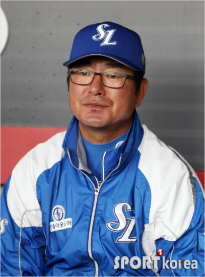 '나보고우짜라고'류중일삼성감독이18일KIA와시범경기전취재진과이야기를나누는도중상념에잠겨있다.(광주=삼성)