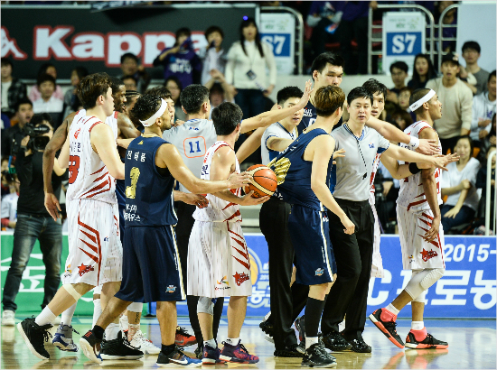 '워~,워~'KCC와오리온선수들이19일챔피언결정1차전에서대치상황을벌이자심판이말리고있다.(전주=KBL)