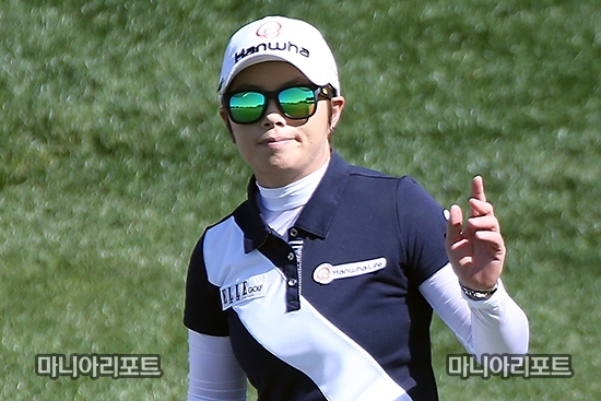 ▲지은희가JTBC파운더스컵3라운드8번홀에서어프로치샷을날린후갤러리를향해손을들어인사하고있다.피닉스=박태성기자