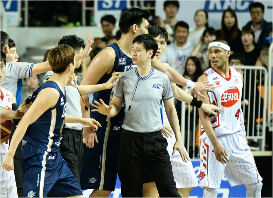 '왜너까지그래'KCC김민구(왼쪽)와오리온문태종(오른쪽)이19일챔피언결정1차전에서몸싸움과정중충돌하자두팀선수들이대치상황을벌인가운데심판이말리는모습.(자료사진=KBL)