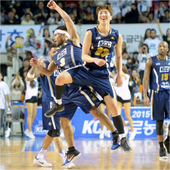 지난7일KCC김민구(23번)와전태풍이KGC인삼공사와4강플레이오프1차전에서승리한뒤기뻐하는모습.(자료사진=KBL)