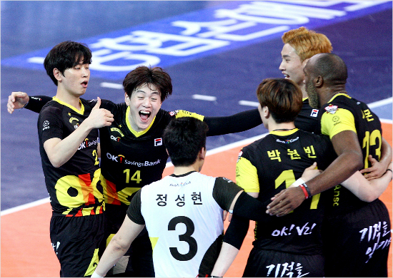 김세진OK저축은행감독과최태웅현대캐피탈감독모두OK저축은행이챔피언결정1,2차전을모두가져간비결로세터곽명우(왼쪽)의안정된활약을꼽았다.(자료사진=KOVO)