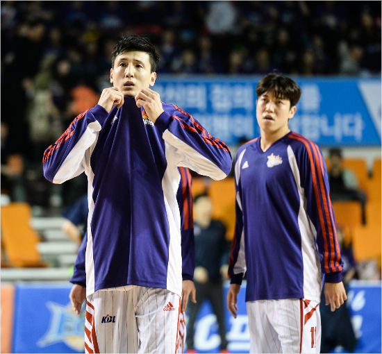 오리온최진수(왼쪽)와허일영이19일KCC와챔피언결정1차전에서몸을풀고있는모습.(자료사진=KBL)