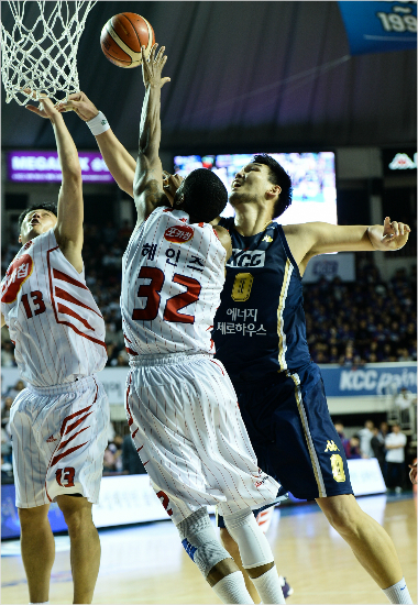KCC하승진이19일챔피언결정1차전에서오리온애런헤인즈,김동욱등과리바운드를다투고있는모습.(자료사진=KBL)