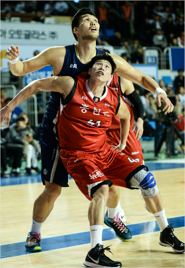 KCC하승진이4강플레이오프에서인삼공사오세근과리바운드를경쟁하는모습.(자료사진=KBL)