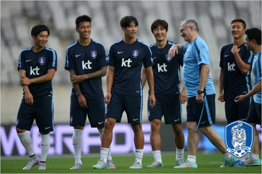 최근소속팀에서출전기회를얻지못하는김진수(왼쪽)는3월A매치2경기를통해현재자신의경기력과체력을점검하겠다는각오다.(자료사진=대한축구협회)