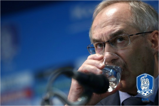 2015년20차례A매치에서16승3무1패의뛰어난성적을거둔울리슈틸리케축구대표팀감독은2016년첫A매치에서최다무실점연승,최다무실점경기신기록까지갈아치운다는각오다.(자료사진=대한축구협회)