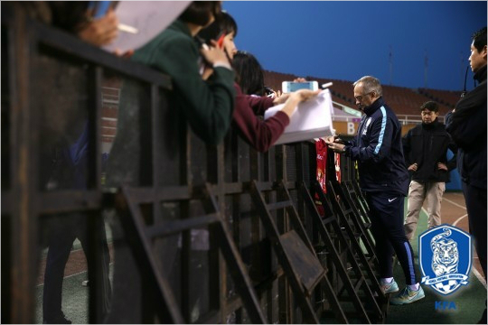 슈틸리케감독은2016년첫번째A매치를맞아소집훈련첫날의'오픈드레이닝데이'를찾은축구팬과도적극소통하는모습을보였다.(자료사진=대한축구협회)