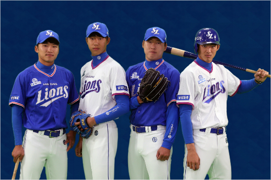 삼성선수들이오는24일경기부터착용할새유니폼을입고포즈를취한모습.(자료사진=삼성라이온즈)