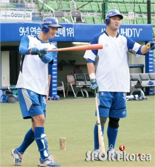 지난해7월경기를앞두고타격훈련중이던삼성구자욱(왼쪽)과채태인.(자료사진=삼성)
