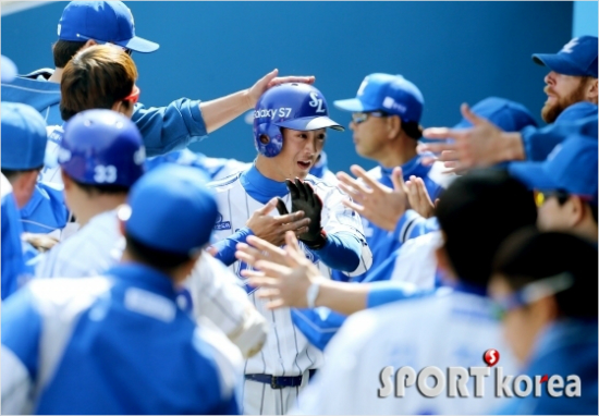 '이제네가간판이다'삼성구자욱(가운데)이22일대구라이온즈파크첫시범경기인LG전에서1회구장1호안타,도루에이어득점까지기록한뒤동료들의격려를받고있다.(대구=삼성)