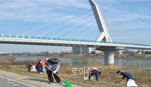 사회봉사국민공모제신청에따라사회봉사명령대상자들이관광명소환경정비를하고있다.(사진제공=대구준법지원센터)