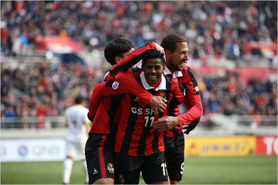 새시즌개막과함께무서운골감각을과시하는FC서울의외국인공격수아드리아노(가운데)는'현대오일뱅크K리그클래식'2라운드의최우수선수(MVP)로선정됐다.(자료사진=한국프로축구연맹)