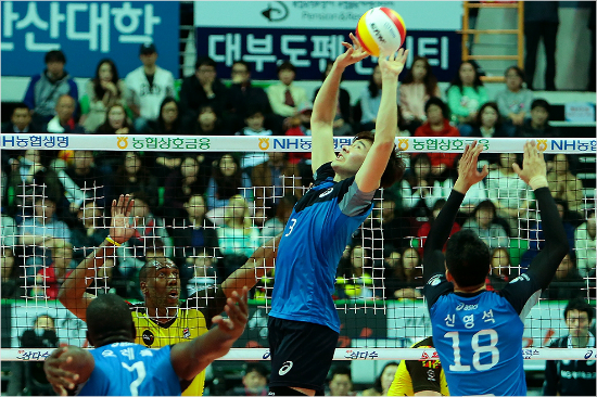 "정신없이경기했어요."3차전에서여유를되찾은노재욱(가운데).(사진=현대캐피탈제공)