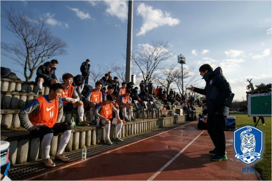신태용올림픽축구대표팀감독은아시아축구연맹23세이하챔피언십을마친뒤선수들에게소속팀으로돌아가반드시주전이되어야최종명단에선발하겠다는메시지를전달했다.(자료사진=대한축구협회)