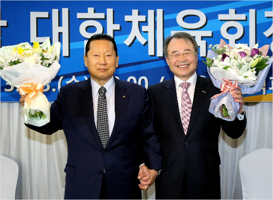 김정행(왼쪽),강영중통합대한체육회공동회장이23일공식취임한뒤손을맞잡고포즈를취하고있다.(사진=대한체육회)