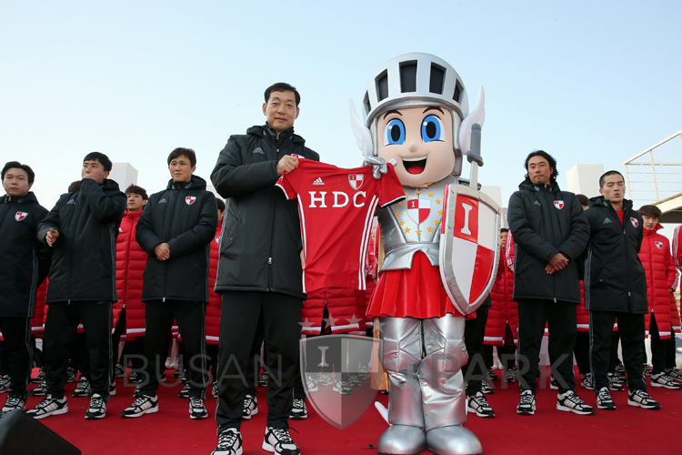 ▲강등의아픔을딛고승격을꿈꾸는부산아이파크출정식모습.사진_부산아이파크