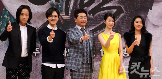 24일오후서울목동SBS사옥에서열린월화드라마'대박'제작발표회에참석한출연배우들이포즈를취하고있다.왼쪽부터장근석,여진구,전광렬,임지연,윤진서.(사진=황진환기자)