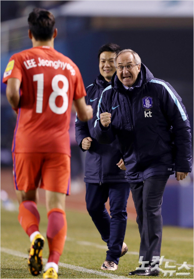 울리슈틸리케감독은비록후반추가시간에터진이정협의결승골은늦은감이있지만레바논전의승리는당연한결과였다고선수들을격려했다.박종민기자